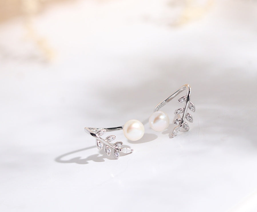 Pearl earrings with leaves
